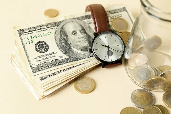 Dinheiro Com Relógio Pulso Frasco Fundo Bege Close Conceito Orçamental — Fotografia de Stock