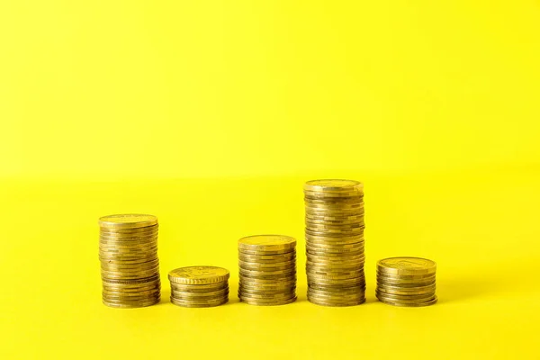 黄色の背景にコインのスタック 予算概念 — ストック写真