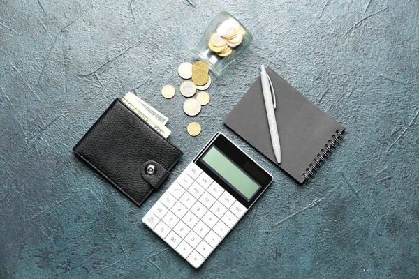 Carteira Com Dinheiro Calculadora Notebook Fundo Escuro Conceito Orçamental — Fotografia de Stock