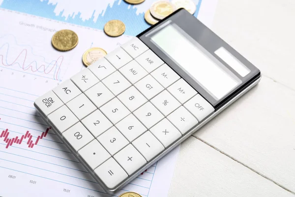 Калькулятор Монетами Диаграммами Белом Деревянном Фоне Концепция Бюджета — стоковое фото