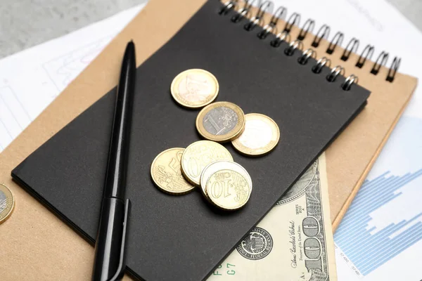 Ноутбуки Ручкой Деньгами Диаграммой Сером Фоне Крупным Планом Концепция Бюджета — стоковое фото