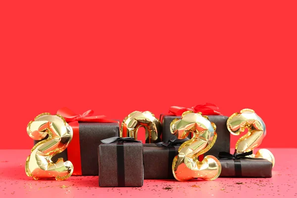 Gift Boxes Figure 2022 Made Balloons Red Background Black Friday — Stock Photo, Image