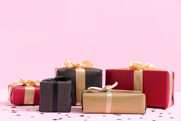 Κουτιά Δώρων Ροζ Φόντο Μαύρη Παρασκευή Πώληση — Φωτογραφία Αρχείου