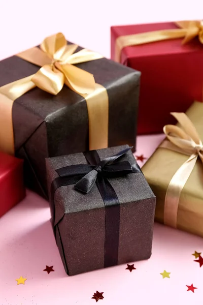 粉色背景的礼品盒黑色星期五发售 — 图库照片