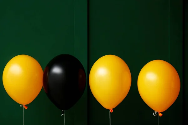 Αποκριάτικα Μπαλόνια Κοντά Πράσινο Τοίχο — Φωτογραφία Αρχείου