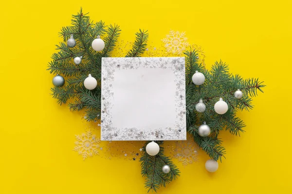 Λευκή Κάρτα Μπάλες Χριστουγέννων Και Κλαδιά Ελάτης Κίτρινο Φόντο — Φωτογραφία Αρχείου