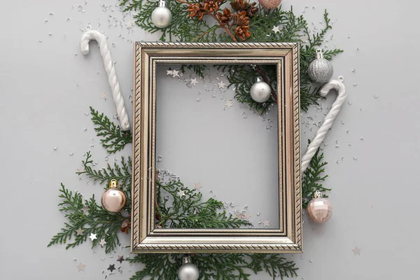 Keret Karácsonyi Dekoráció Fenyő Ágak Szürke Háttér — Stock Fotó