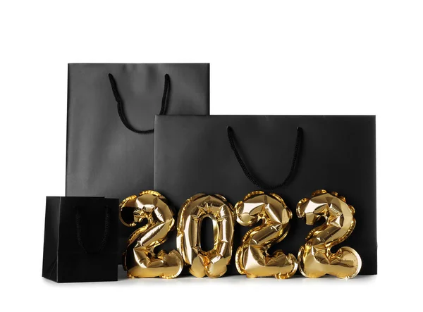 白色背景的数字2022的购物袋 黑色星期五发售 — 图库照片