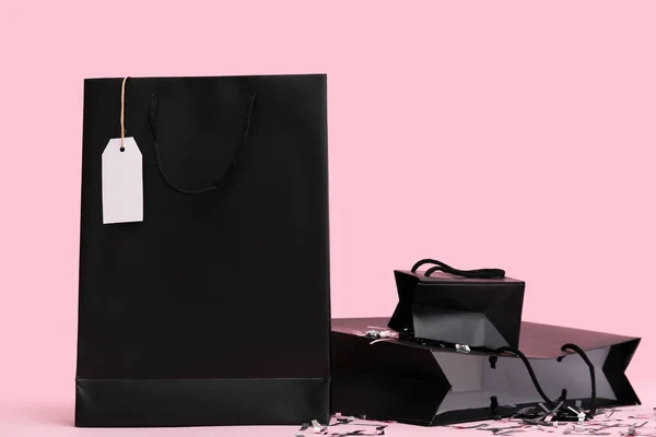 Winkeltassen Met Confetti Roze Achtergrond Zwarte Vrijdag Verkoop — Stockfoto