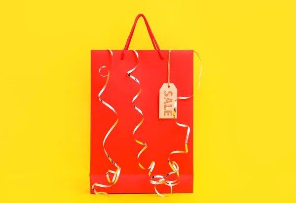 Κόκκινη Τσάντα Για Ψώνια Ετικέτα Και Serpentine Κίτρινο Φόντο Μαύρη — Φωτογραφία Αρχείου