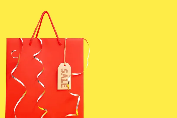 Κόκκινη Τσάντα Για Ψώνια Ετικέτα Και Serpentine Κίτρινο Φόντο Μαύρη — Φωτογραφία Αρχείου