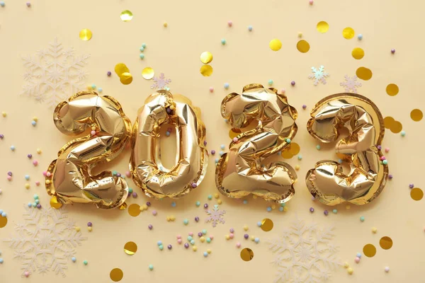 Figure 2023 Made Balloons Confetti Beige Background — Stock Photo, Image
