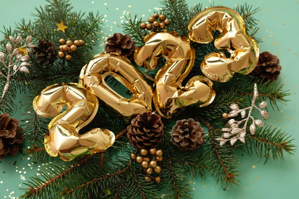 Figure 2023 Made Balloons Fir Branches Pine Cones Green Background — Stock Photo, Image