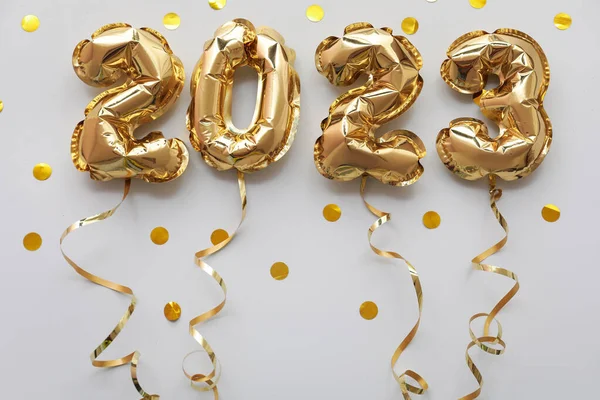 Figura 2023 Feita Balões Confetes Serpentinas Sobre Fundo Cinzento — Fotografia de Stock