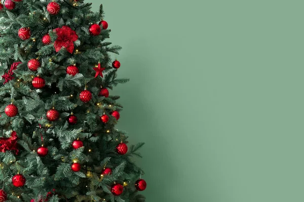 光の壁の近くの装飾を持つ大きなクリスマスツリー — ストック写真