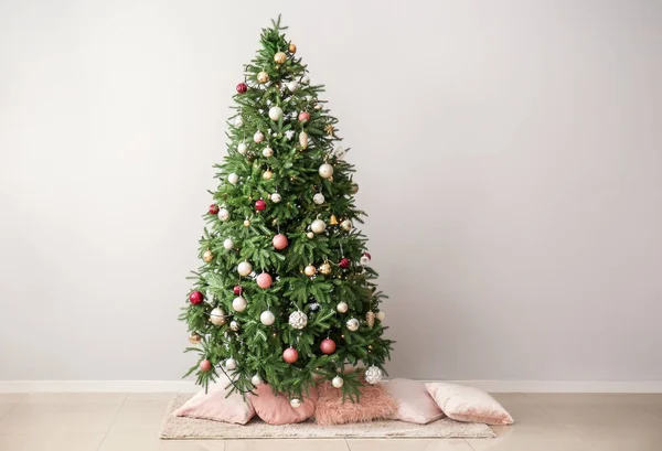 Árvore Natal Com Almofadas Perto Parede Clara — Fotografia de Stock