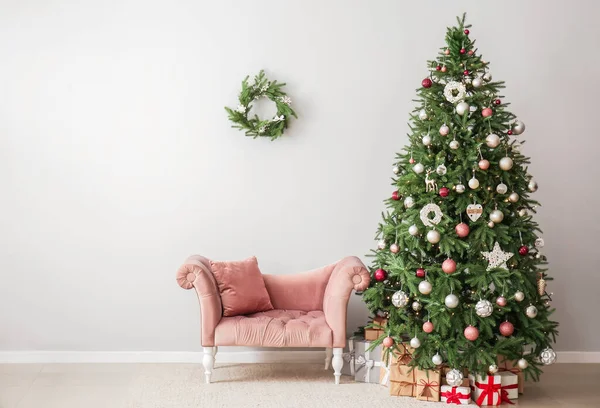 Árvore Natal Com Presentes Poltrona Perto Parede Clara — Fotografia de Stock