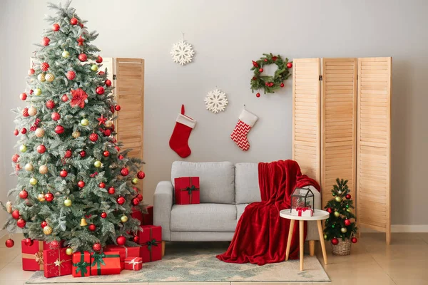 Εσωτερικό Φωτεινό Σαλόνι Χριστουγεννιάτικο Δέντρο Δώρα Και Καναπέ — Φωτογραφία Αρχείου