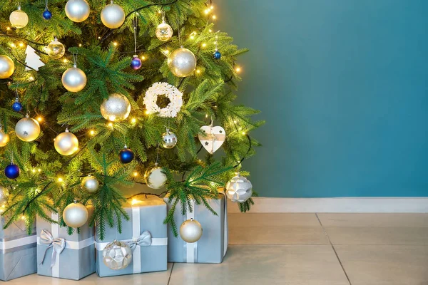 Árvore Natal Brilhante Com Presentes Perto Parede Azul — Fotografia de Stock