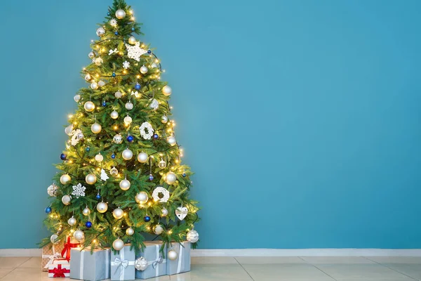 Árvore Natal Brilhante Com Presentes Perto Parede Azul — Fotografia de Stock