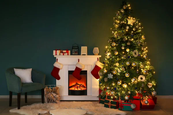 輝くクリスマスツリーと暖炉付きの暗いリビングルームのインテリア — ストック写真