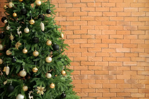 Grande Árvore Natal Perto Parede Tijolo — Fotografia de Stock
