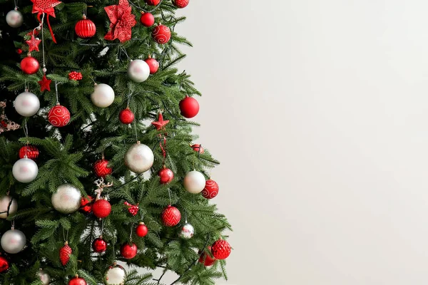 Grande Albero Natale Con Arredamento Vicino Alla Parete Luminosa — Foto Stock