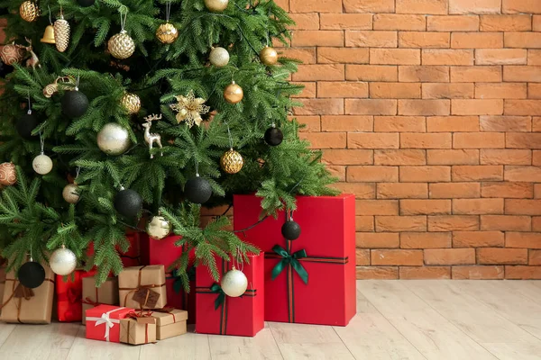 Gran Árbol Navidad Con Regalos Cerca Pared Ladrillo —  Fotos de Stock