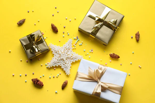 Composición Con Regalos Navidad Conos Decoración Sobre Fondo Amarillo — Foto de Stock