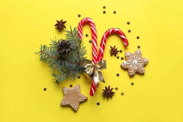 Χριστουγεννιάτικη Σύνθεση Κλαδιά Ελάτης Καραμέλες Μπισκότα Και Μπαχαρικά Κίτρινο Φόντο — Φωτογραφία Αρχείου