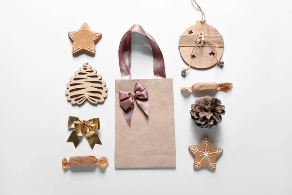 白色背景的纸袋 圣诞装饰品和糖果的构图 — 图库照片