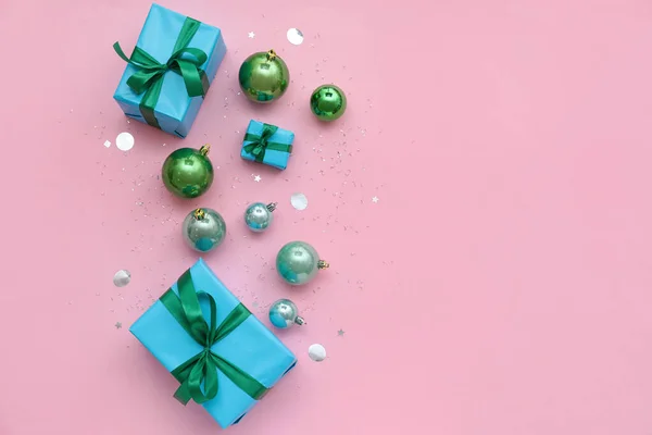 圣诞礼物和粉色背景球的构图 — 图库照片