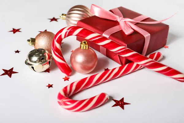 Zuckerstangen Weihnachtsgeschenk Und Dekorationen Auf Weißem Hintergrund Nahaufnahme — Stockfoto