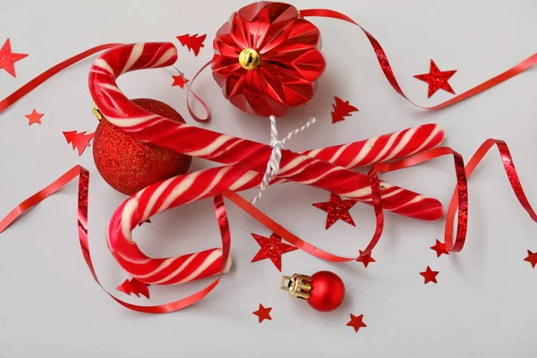 Composición Con Bastones Caramelo Bolas Navidad Serpentina Sobre Fondo Gris — Foto de Stock