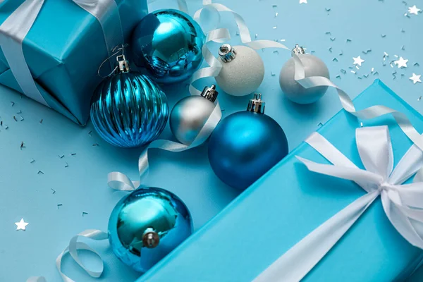 Kerstballen Geschenken Kleur Achtergrond Close — Stockfoto