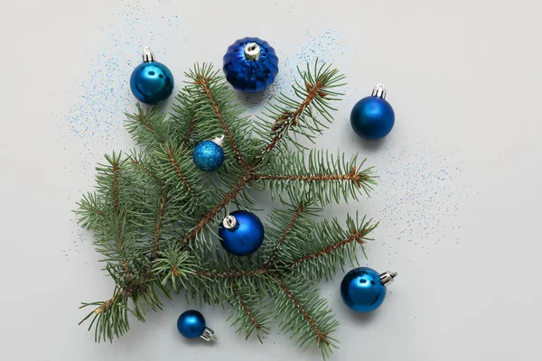 Fir Tak Met Blauwe Kerstballen Grijze Achtergrond — Stockfoto