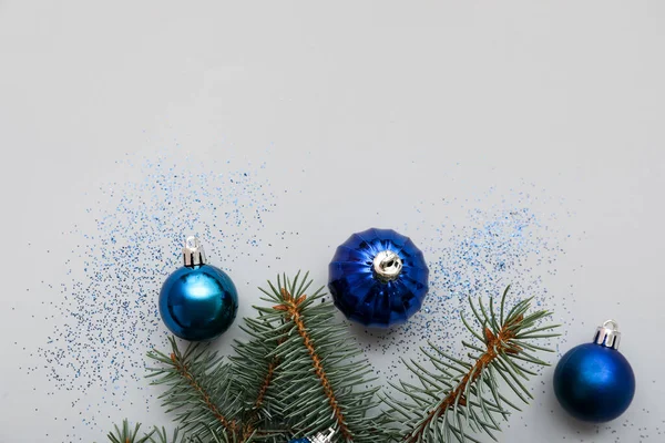 Fir Υποκατάστημα Μπλε Μπάλες Χριστούγεννα Γκρι Φόντο — Φωτογραφία Αρχείου