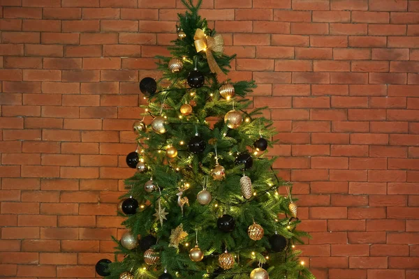 Árvore Natal Com Luzes Brilhantes Perto Parede Tijolo — Fotografia de Stock