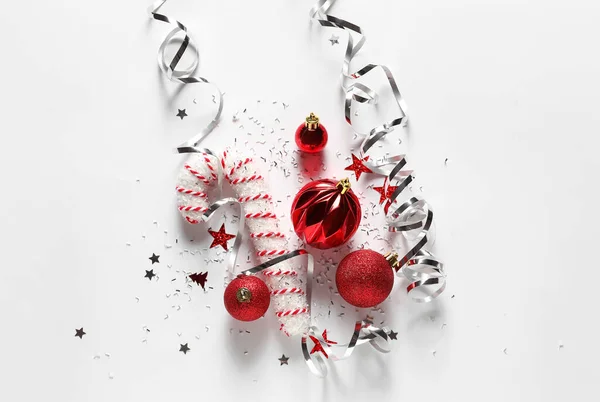 Skladba Vánoční Výzdobou Hadovitou Bílém Pozadí — Stock fotografie