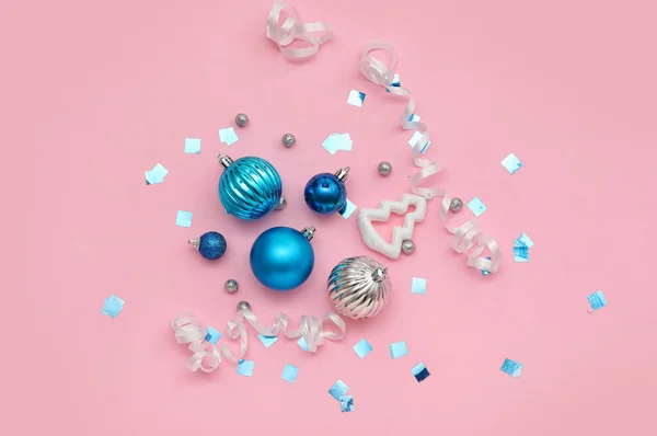 Composición Con Diferentes Bolas Navidad Confeti Sobre Fondo Rosa — Foto de Stock