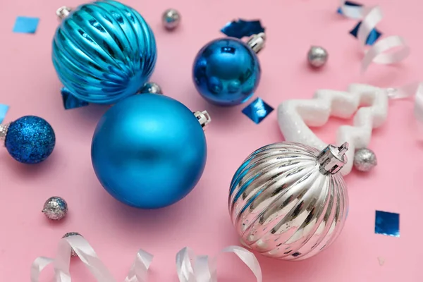 Σύνθεση Διαφορετικές Χριστουγεννιάτικες Μπάλες Και Κομφετί Ροζ Φόντο Closeup — Φωτογραφία Αρχείου