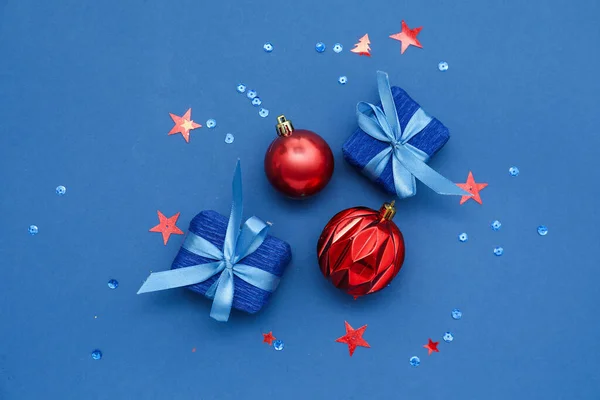 Kompozycja Prezentów Świątecznych Piłek Niebieskim Tle — Zdjęcie stockowe