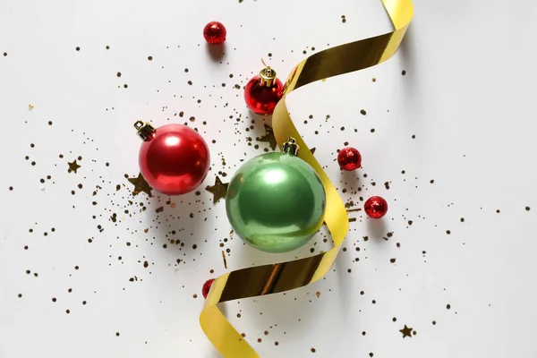 Composición Con Bolas Navidad Serpentina Sobre Fondo Blanco — Foto de Stock