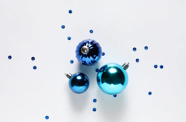 Bolas Azules Navidad Lentejuelas Sobre Fondo Blanco — Foto de Stock