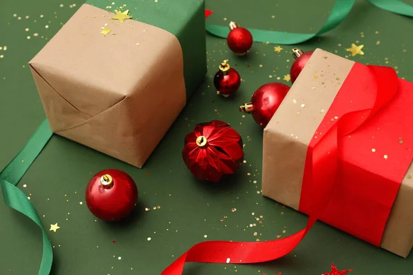 Σύνθεση Χριστουγεννιάτικα Δώρα Μπάλες Και Κορδέλες Πράσινο Φόντο Closeup — Φωτογραφία Αρχείου