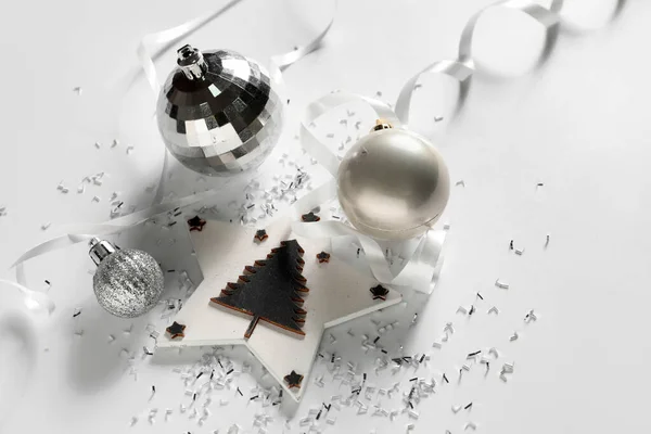 Σύνθεση Όμορφο Χριστουγεννιάτικο Ντεκόρ Και Σερπεντίνη Λευκό Φόντο Closeup — Φωτογραφία Αρχείου