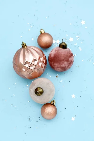 Krásné Vánoční Koule Flitry Barevném Pozadí — Stock fotografie