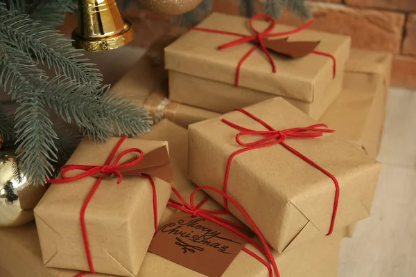 Cadeaus Onder Kerstboom Buurt Van Bakstenen Muur Close — Stockfoto
