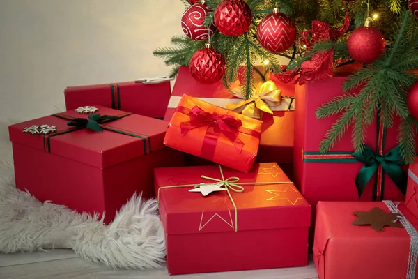 Red Gift Boxes Christmas Tree Room Closeup — Stock Photo, Image