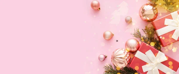 Komposition Mit Weihnachtsgeschenkschachteln Kugeln Und Tannenzweigen Auf Rosa Hintergrund Mit — Stockfoto